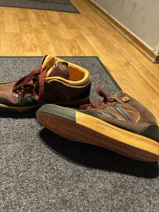 Väldigt välanvända adidas skor 