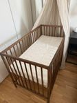 Betsad Ikea ”Sniglar” spjälsäng + tillbehör