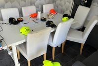 Stort konferensbord med 10 stolar