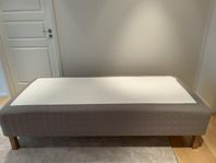 Säng i mycket gott skick, IKEA SKÅRER 90x200 med tillbehö