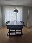 Matbord med 4 stolar (Woodenforge/Chatham från Mio)