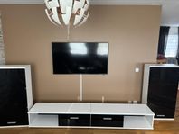 TV-bänk med vägghängda vitrinskåp 