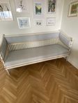 sekelskiftes soffa med ny sittdyna och bord