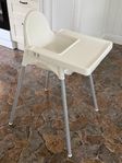 Barnstol med bricka från IKEA.  ANTILOP