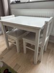 Bord och stolar till barnrum