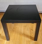 2 svarta soffbord i trä
