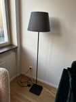 Hög golvlampa med skärm i grå plysch/velour