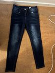 Manifnity Slim fit mörk blå jeans