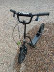 Stiga sparkcykel med lite större däck + Extra sparkcykel