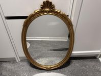 Oval väggspegel med guldfärgad ram – rokoko-stil