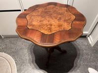 Elegant litet sidobord med fanerad & lackad bordsskiva