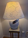 Fin vit bordslampa