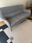 Retro soffa i grått ulltyg