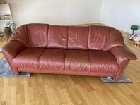 Soffa i skinn samt soffbord. Kvalitet till billigt pris!