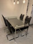 matbord och stolar
