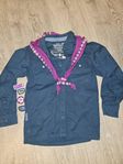 Scoutskjurta med märke och scarf s.140/146