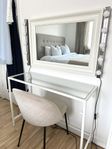 Sidobord/sminkbord + spegel och lampor