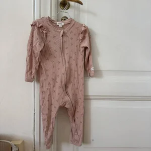 Newbie pyjamas i bomull med blommor, str 74 (6–9 mån)