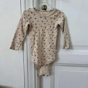 NameIt naturvit body med blommor, str 80 (9–12 mån)