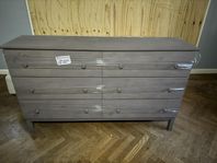 bortskänkes Ikea byrå målad i tempera