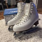 Risport Antares 235 och konståkningsbyxor