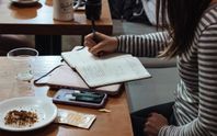 hjälper till med att skriva uppstats, seminarium, inlämnin