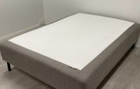 FYNDA Nästan ny säng 140cm
