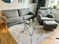 Grå soffgrupp - soffa, fåtölj och fotpall 