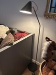 Svart golvlampa med mässingsdetaljer 