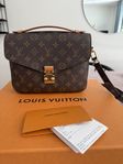 Louis Vuitton Monogram Pochette Métis i toppskick!