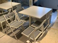 Slagbord med sköna hopfällbara klaffstolarstolar
