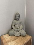 Grå Buddha staty (ca. 43cm hög)
