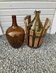 Vintage demijohn med en träkorg – 2 flaskor