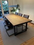 Matbord i massivt trä med förlängningsskiva + 6 stolar