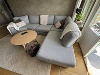 ljusgrå soffa från Mio med divan och cozy corner 