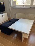 Soffbord med två pallar