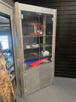 Oakley glasskåp butiksinredning förvaring utställning