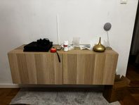 IKEA Bestå TV-bänk med hyllplan och ben, i mycket gott ski