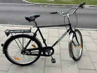 Monark Original Herrcykel – Klassisk Stil med Ballongdäck