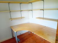 Skrivbord och hyllor GRATIS