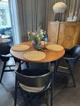 Runt matbord och 4 stolar