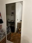 Stor helkroppsspegel med vit ram – mycket gott skick