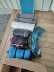Diverse campingutrustning, campingbord, sovsäck liggunderla