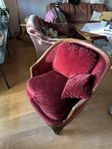 Vinröd vintagefåtölj i sammet