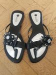 Sandaler med blingbling blommor strl 36. 150kr