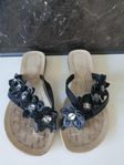 Sandaler med blingbling blommor strl 36. 200kr 