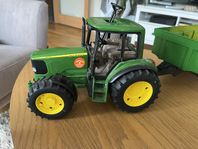 John Deere leksakstraktor med släp