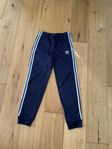  Blå adidas byxor, storlek 158 cm