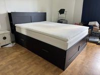 Säng 160×200 IKEA Brimnes med förvaring, sänggavel & mad