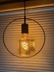 Stilren fönsterlampa från Mio
